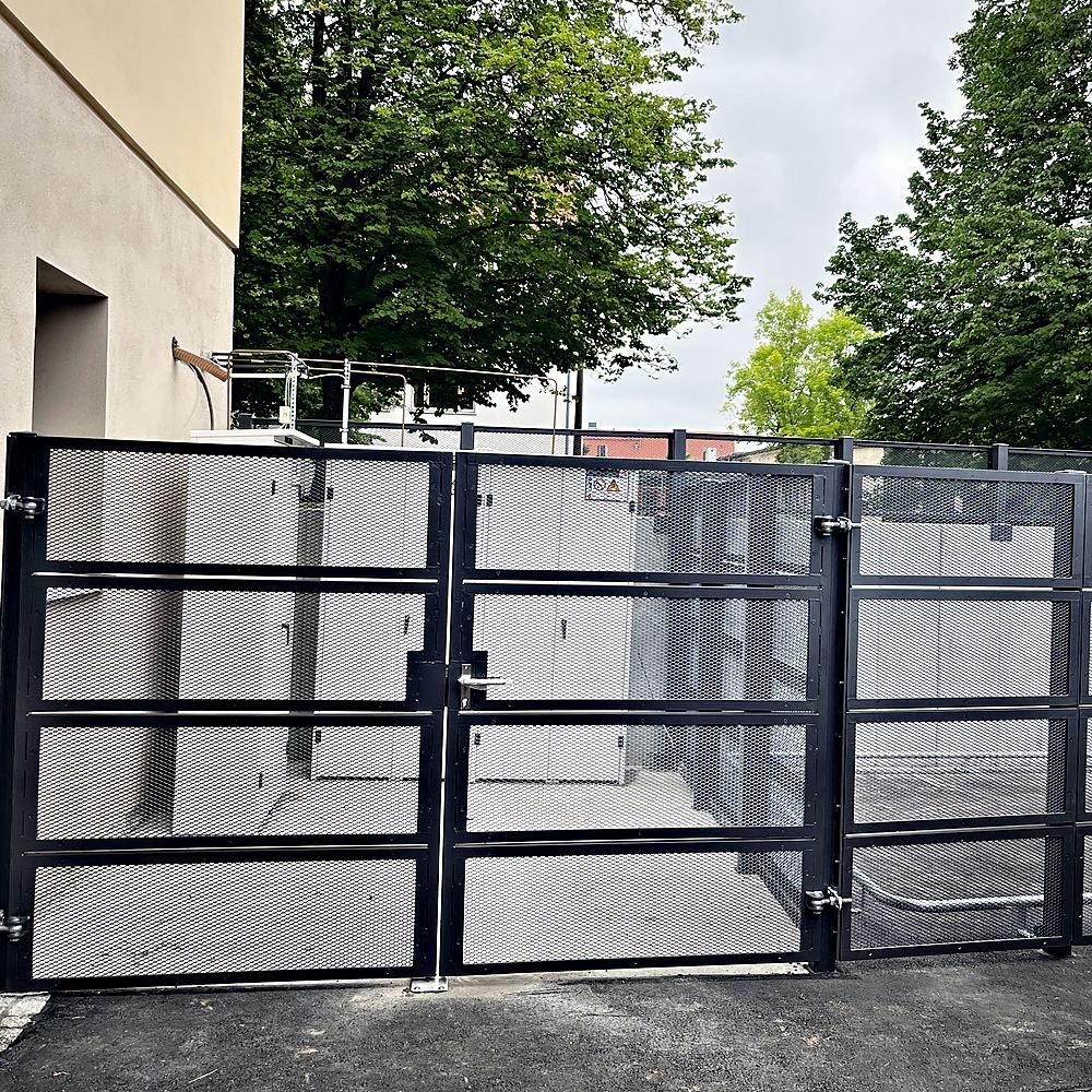 Zweiflügeliges Tor mit Streckmetallfüllung