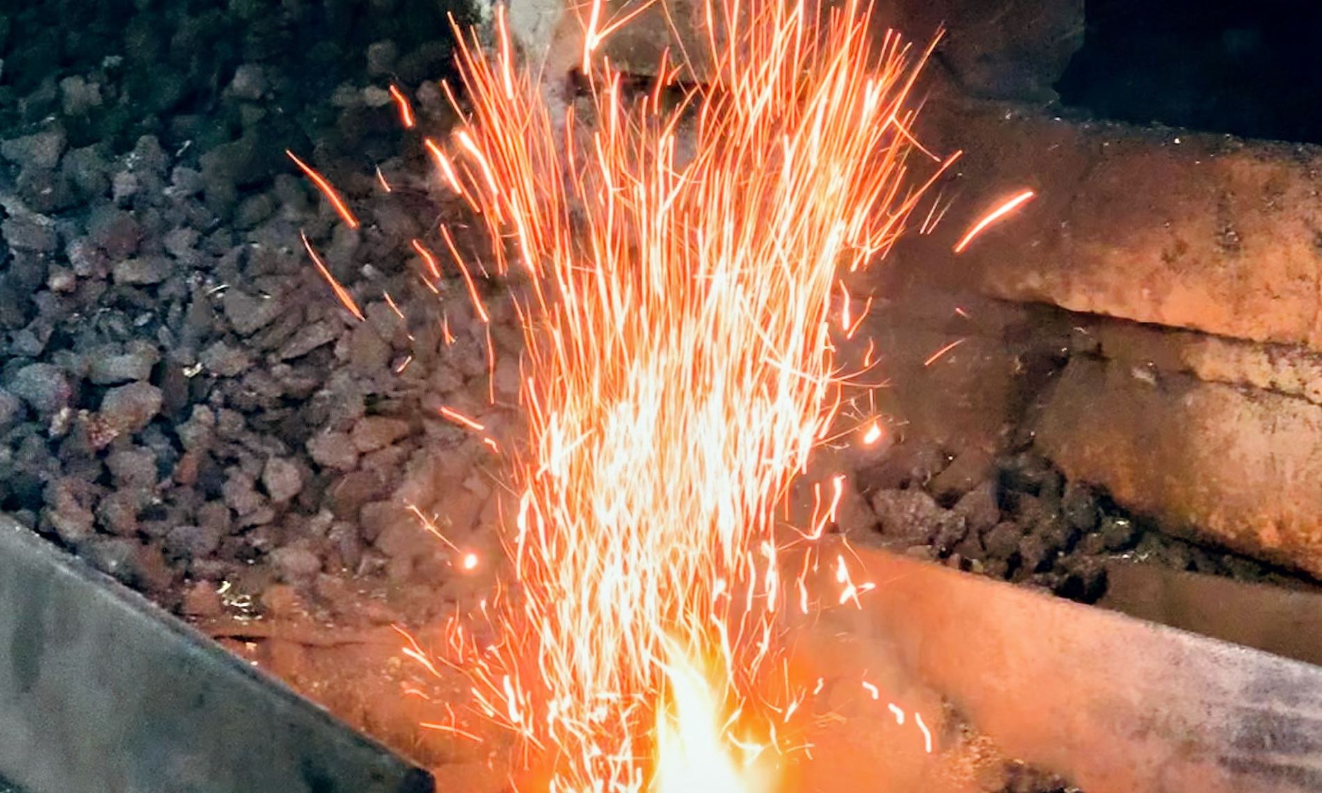 Glühendes Feuer in der Schmiedeesse